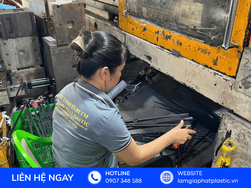 Gia công OEM linh kiện nhựa ô tô xe máy tại xưởng TPHCM