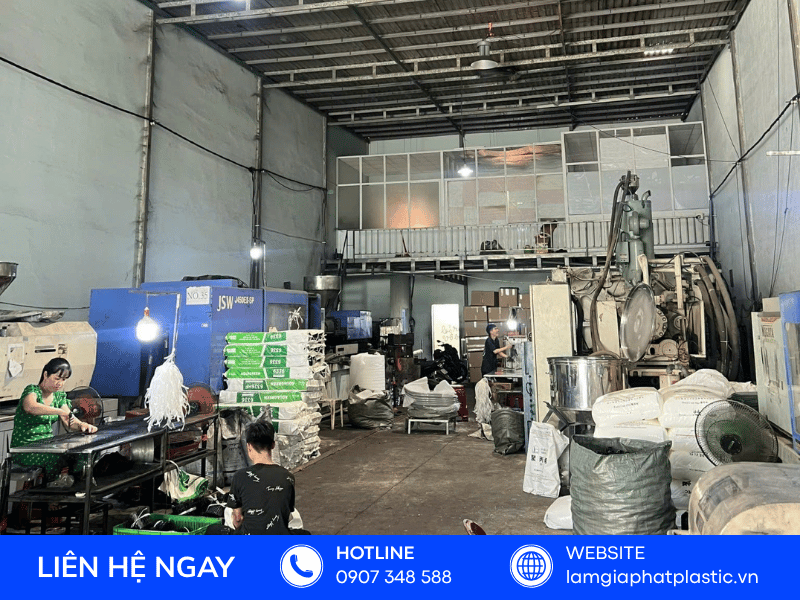 Xưởng đúc ống chỉ nhựa tự động hóa công suất cao tại Lâm Lâm Phát Plastic TPHCM